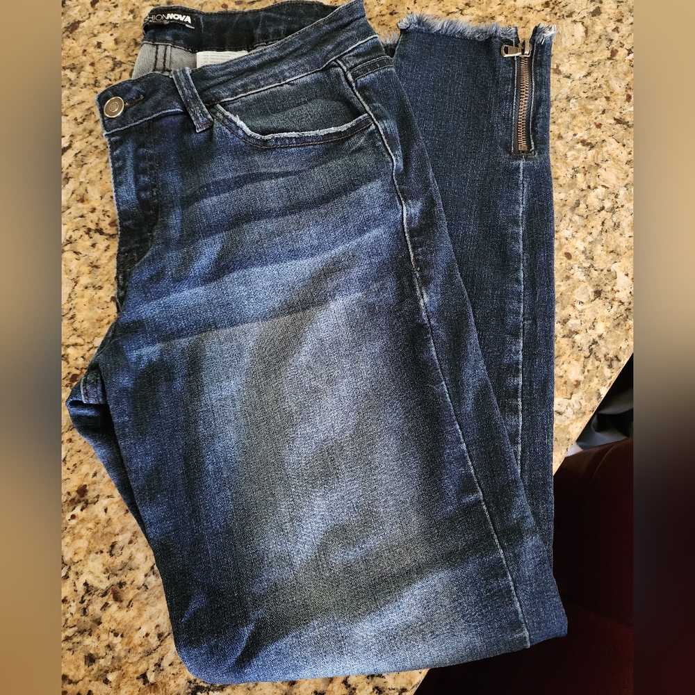 FASHION Nova Jeans- Denim|Women's  Size 7|Raw Hem- Side Zipper| Stretch Skinny